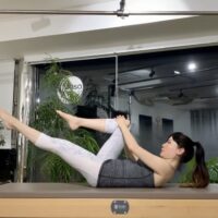 ピラティスのSingle Leg Stretch（シングルレッグストレッチ）というエクササイズを紹介するピラティスインストラクターのMasakoです