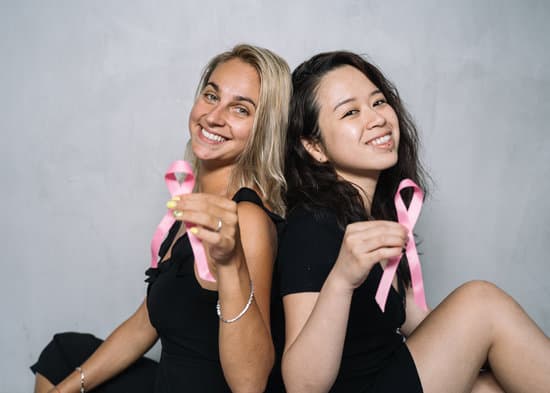 乳がん検診　ピンクリボンを持つ2人の女性