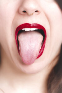 舌を出した女性　舌の運動　あいうべ体操